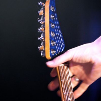 ZiergartePeter Greier greift nach seiner Gitarre